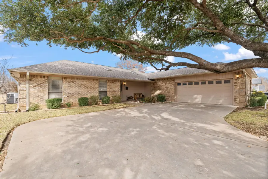 210 Meadowlakes Dr, Meadowlakes, TX 78654 - #3