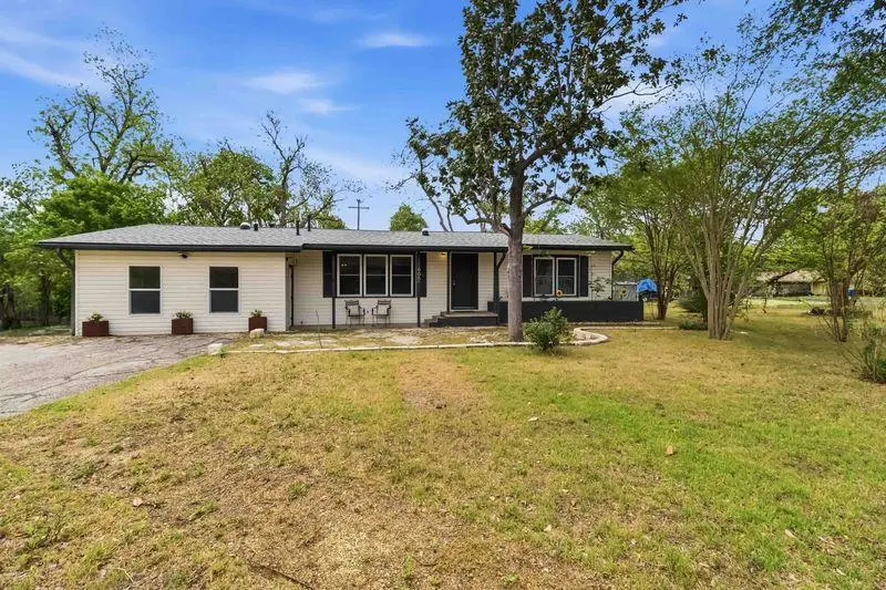 605 W 11th St, Elgin, TX 78621 - #1