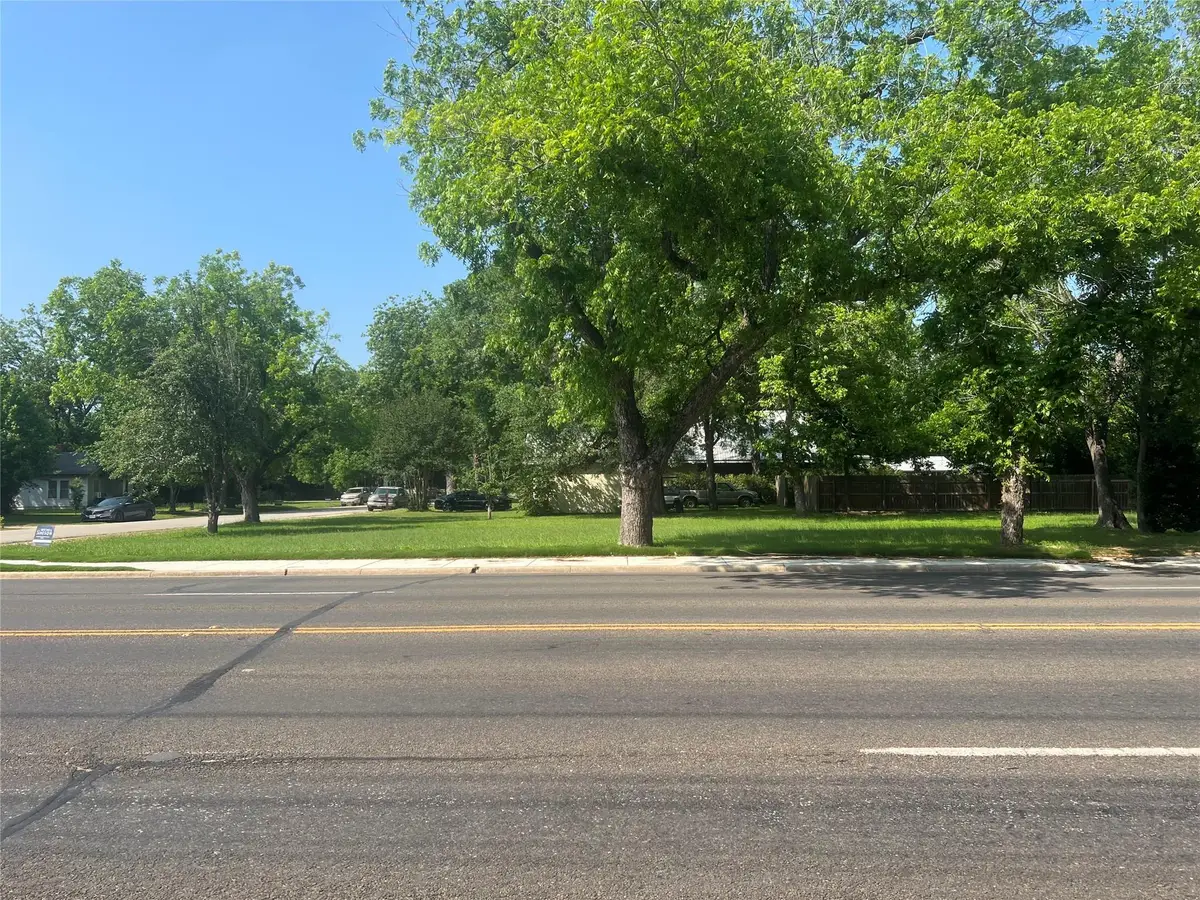 300 Turney St, Smithville, TX 78957 - #1