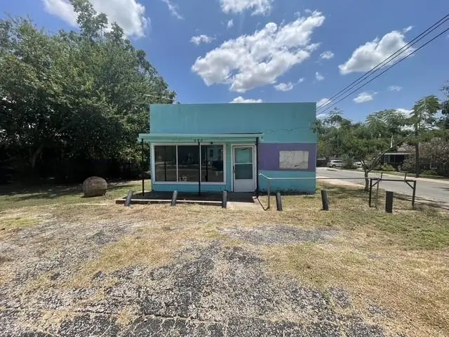 919 W 4th St, Taylor, TX 76574 - #1