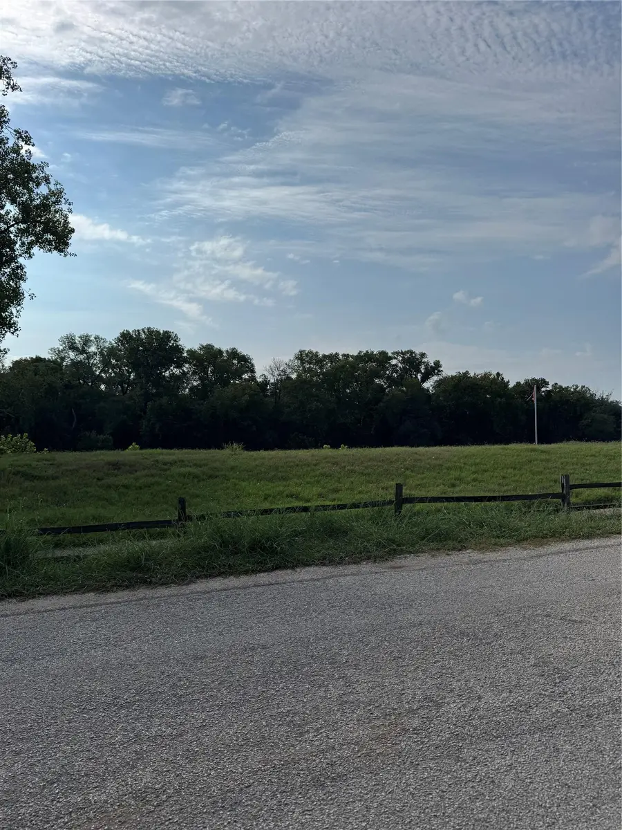 736 E Riverside Dr, Bastrop, TX 78602 - Image #2