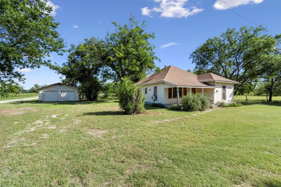 1104 E Umlang St, Thorndale, TX 76577 - Image #2