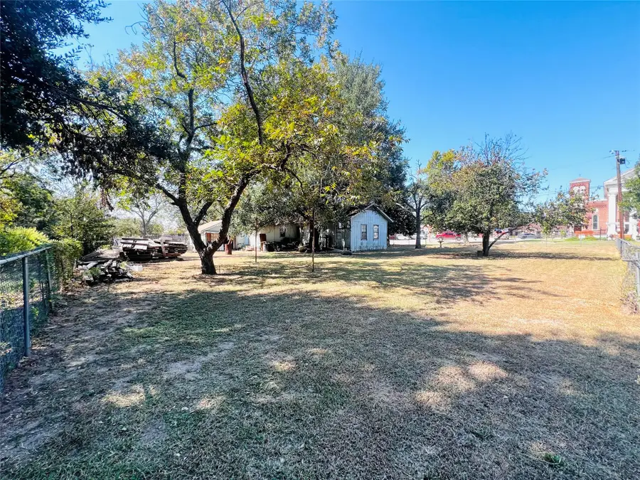 313 S Nolan Ave, Cameron, TX 76520 - Image #3