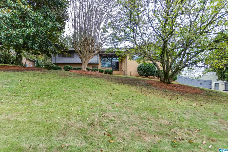 2220 VESTHAVEN WAY E, Vestavia Hills, AL 35216 - Image #3