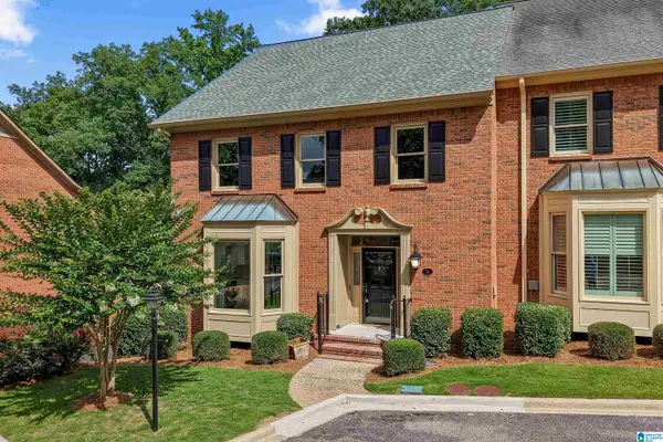 31 THE OAKS CIRCLE, Hoover, AL 35244