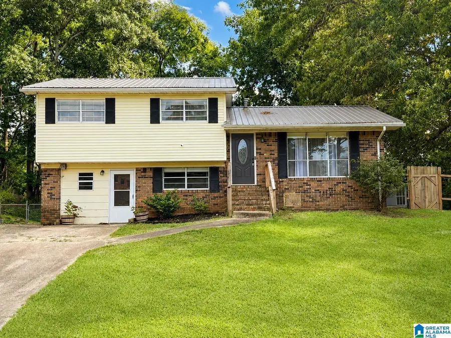 513 LYNNWOOD CIRCLE, Gardendale, AL 35217 - #2