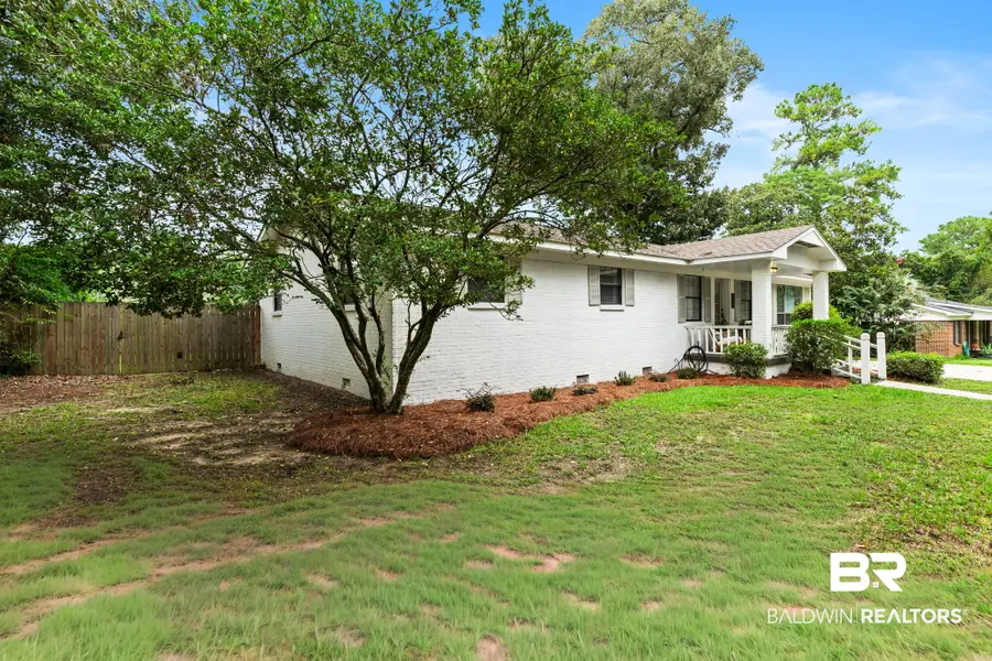 105 Sara Avenue N, Spanish Fort, AL 36527 - #3