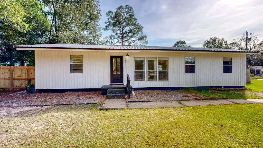 300 Woodland Drive, Hartford, AL 36344 - Image #1