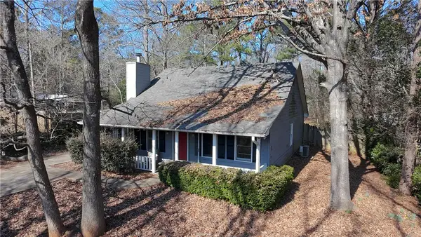 586 Oakview Circle, Smiths Station, AL 36877