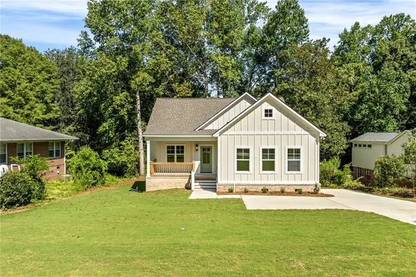 902 Lakeshore Avenue, Opelika, AL 36801