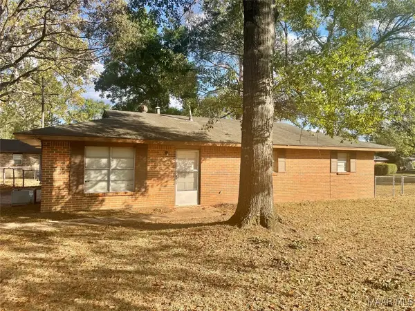 195 Meadow Lane Drive, Elmore, AL 36025