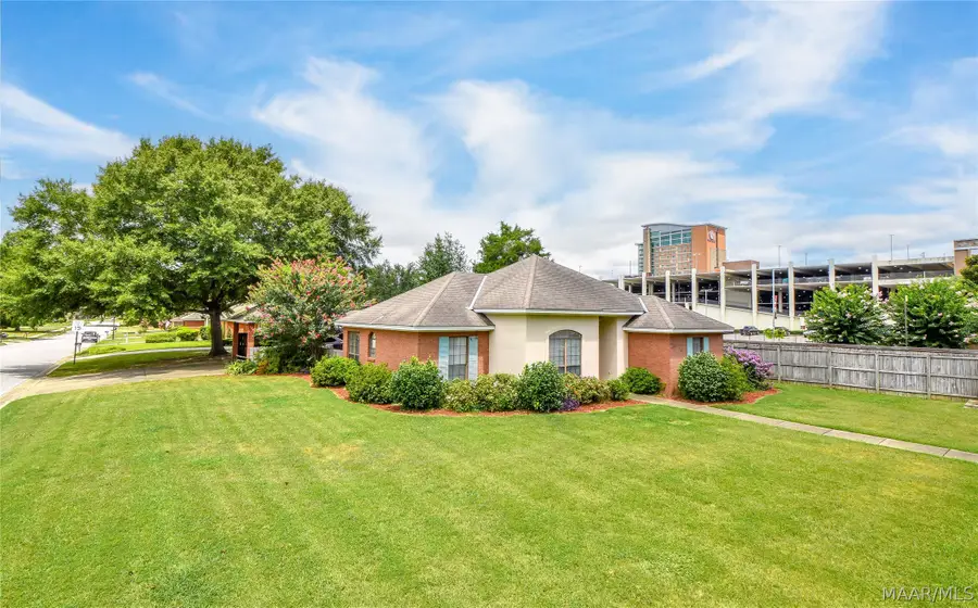 304 River Oaks Drive, Wetumpka, AL 36092 - #3