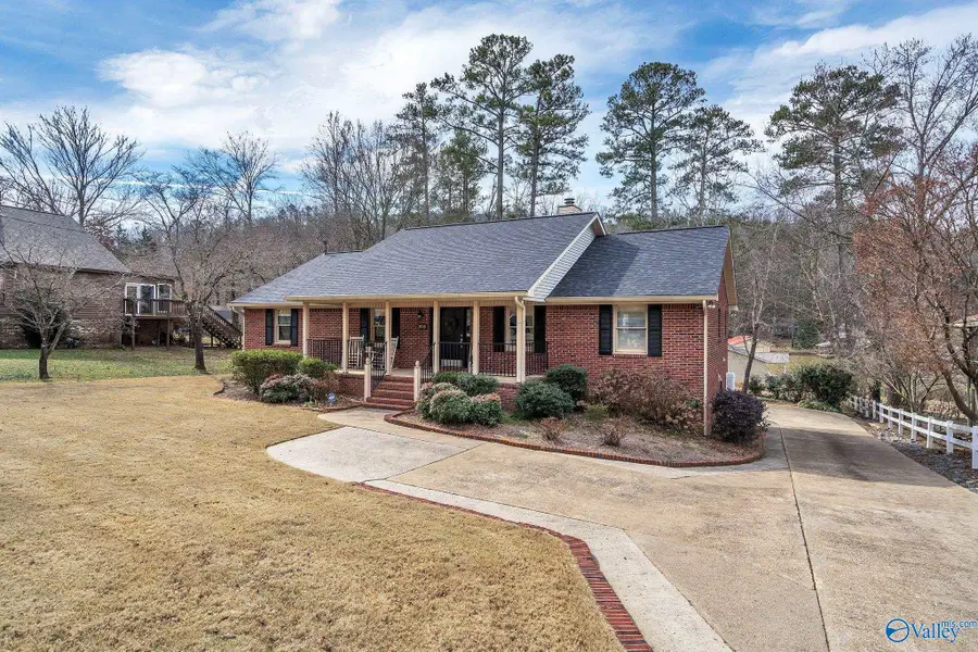 3515 Colonial Drive, Guntersville, AL 35976 - #3