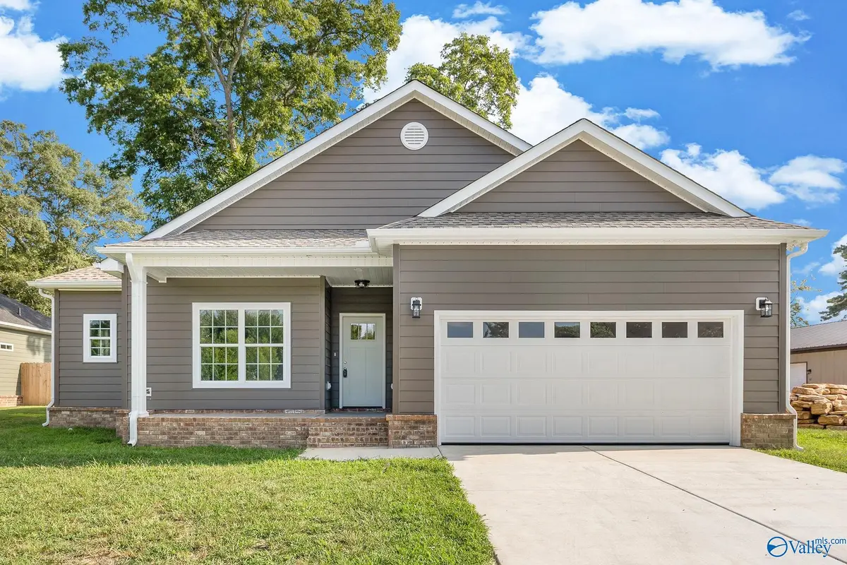 402 Woodall Street Sw, Hartselle, AL 35640 - Image #1