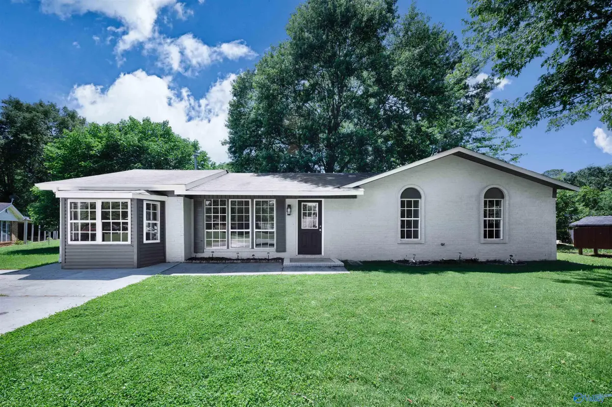 1007 Honeysuckle Lane Sw, Decatur, AL 35601 - Image #1