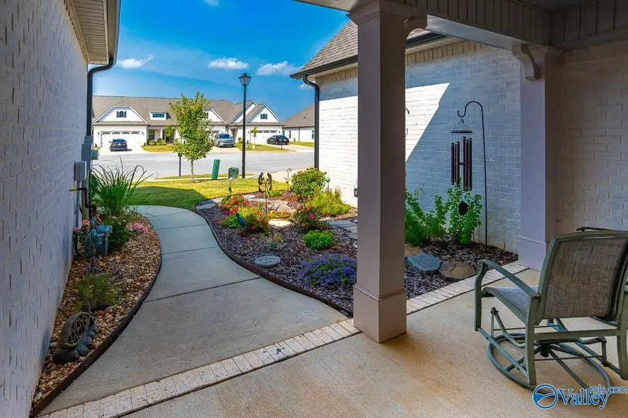 402 Tillane Park Circle Sw, Huntsville, AL 35824 - Image #2