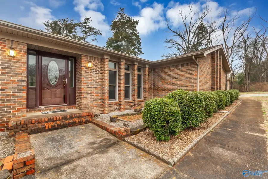 7602 Peacock Drive Sw, Huntsville, AL 35802 - Image #2