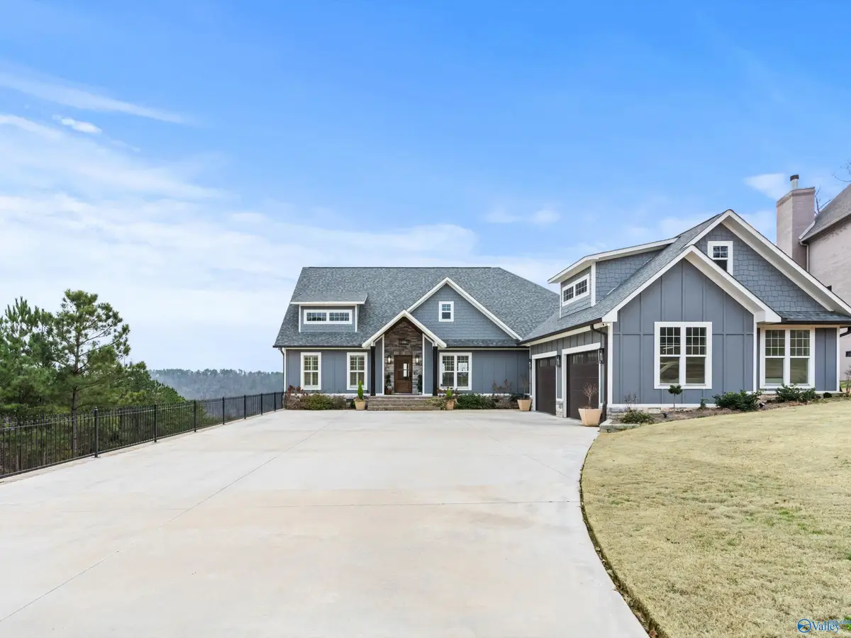 498 Ridgefield Circle, Guntersville, AL 35976 - Image #1