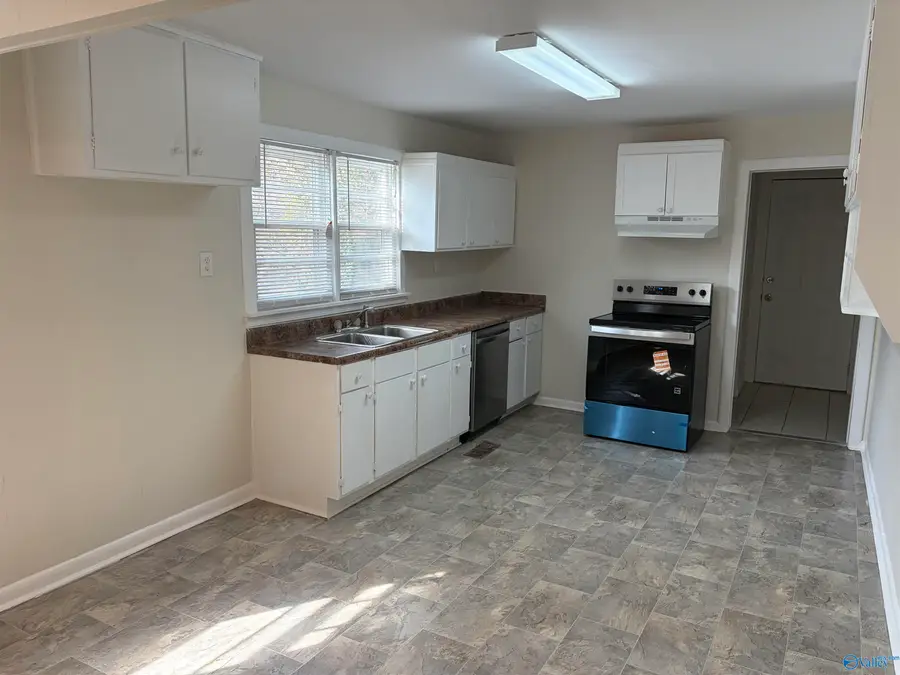 912 Carlisle Avenue, Guntersville, AL 35976 - #2