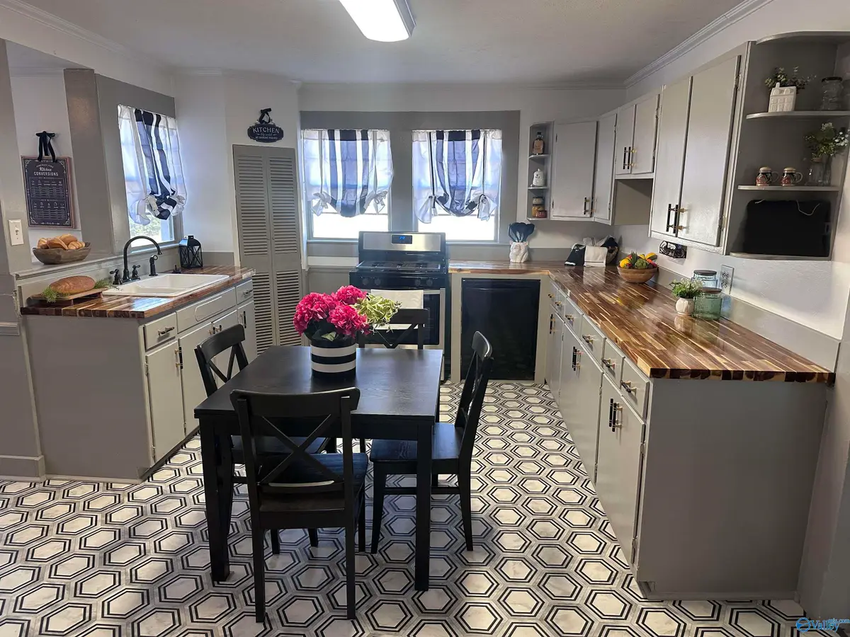 4 Lakefront Avenue, Gadsden, AL 35904 - #1