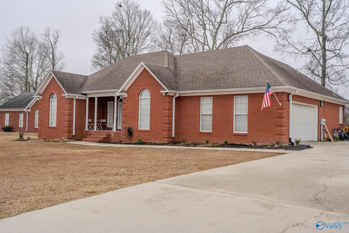 2003 Cedarwood Drive Sw, Hartselle, AL 35640 - Image #1