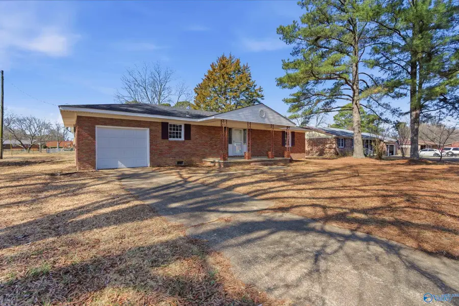 301 Holloway Street Nw, Hartselle, AL 35640 - #2