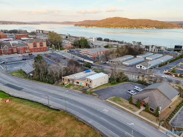 627 Gunter Avenue, Guntersville, AL 35976