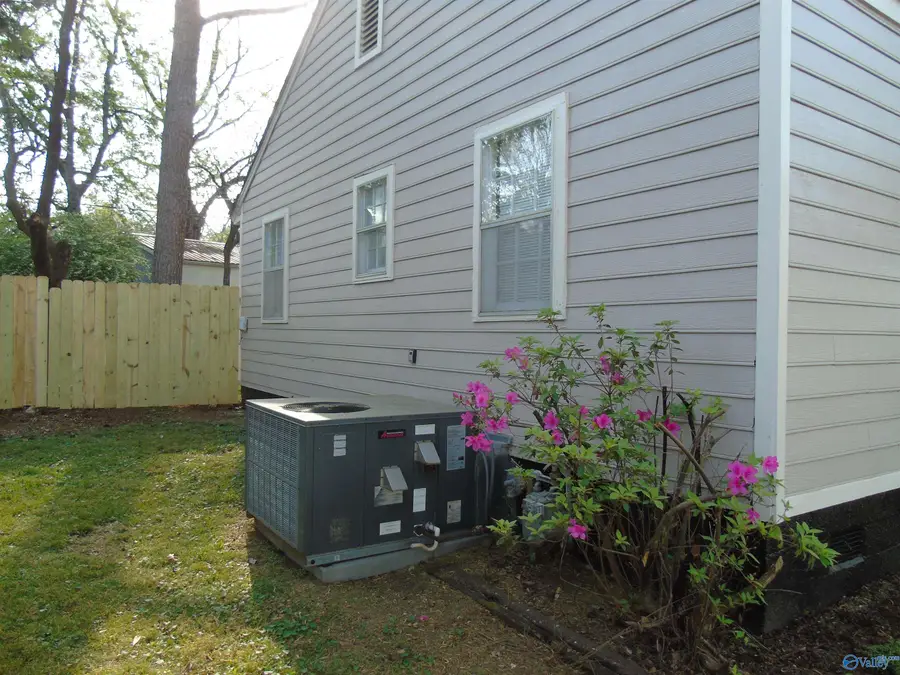 1915 Vanderbilt Circle Sw, Huntsville, AL 35801 - #2