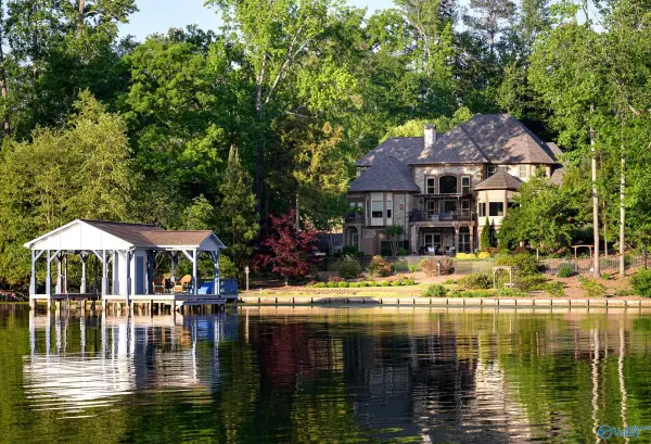 76 Cloister Lane, Scottsboro, AL 35769