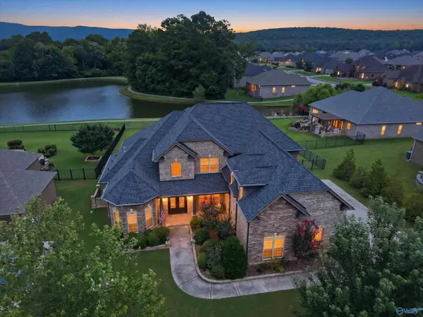 2017 Meadow Creek Circle Se, Owens Cross Roads, AL 35763