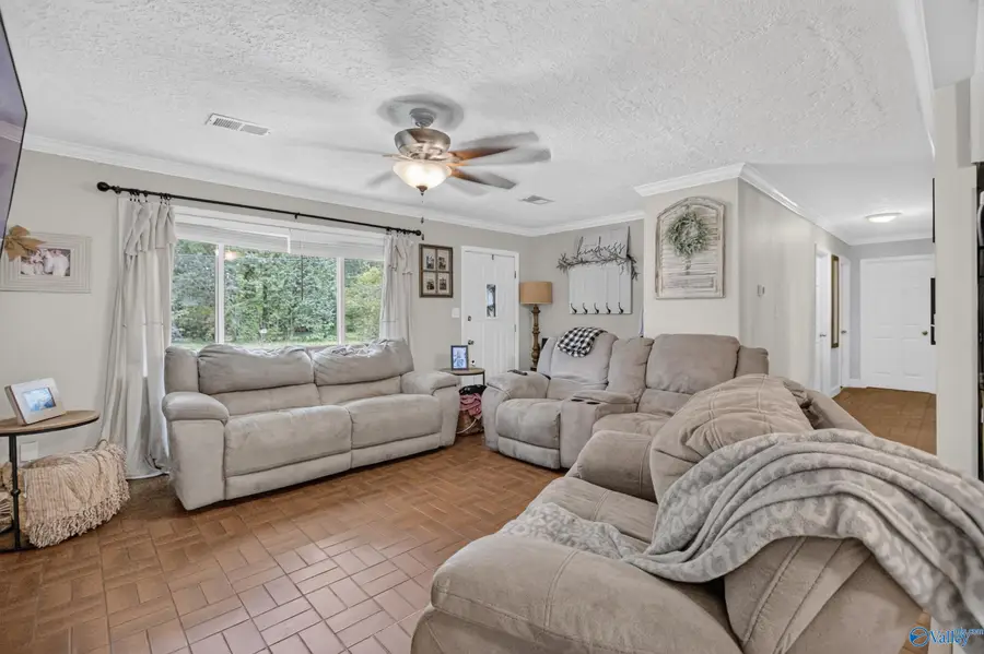 2129 Cove Circle E, Hokes Bluff, AL 35903 - #2