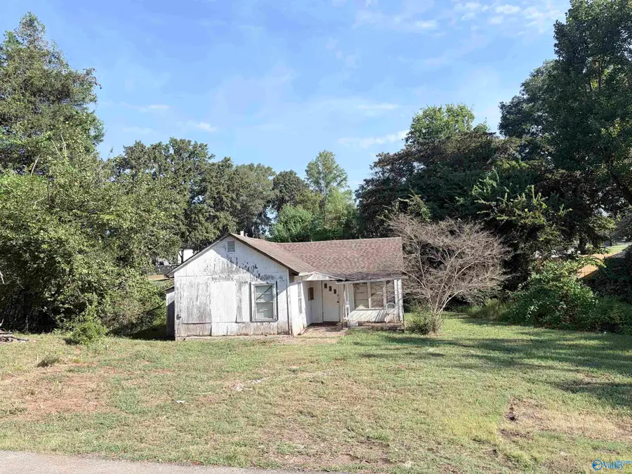 302 Shannon Street, Muscle Shoals, AL 35661 - #2
