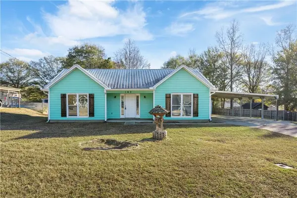 163 Oakleaf Lane, Smiths Station, AL 36877