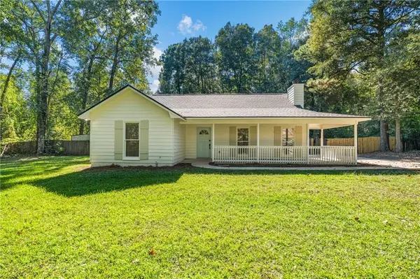 211 Dogwood Ct, Smiths Station, AL 36877