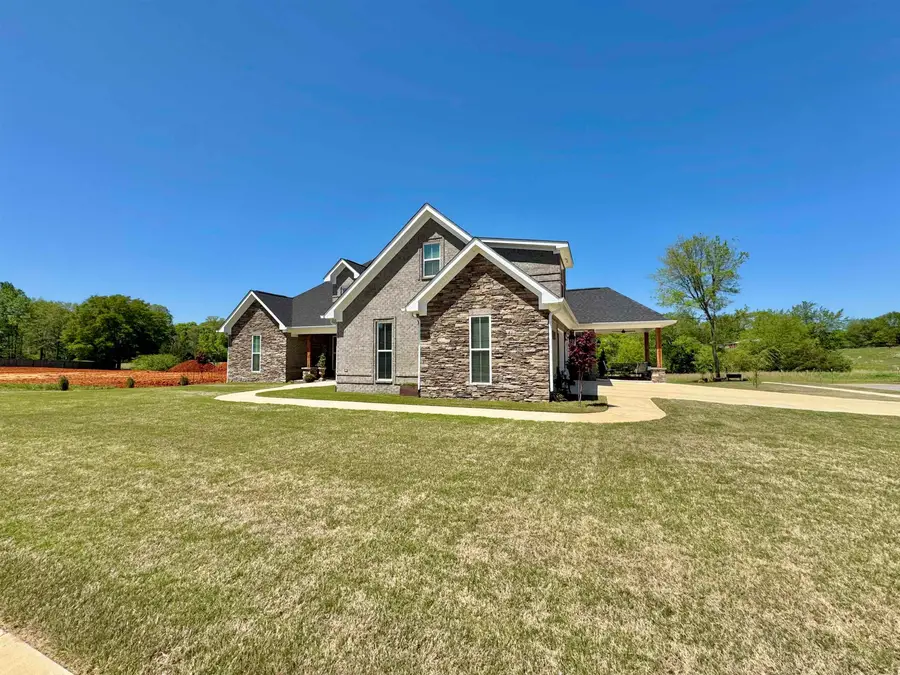 214 Chestnut Oak Dr, Florence, AL 35633 - Image #2