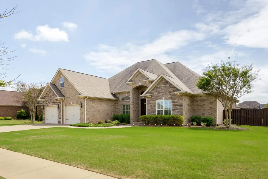 1206 Woodridge Ct, Florence, AL 35630 - #2