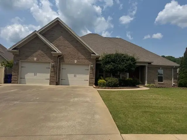 215 Oak Brook Dr, Florence, AL 35630 - #1