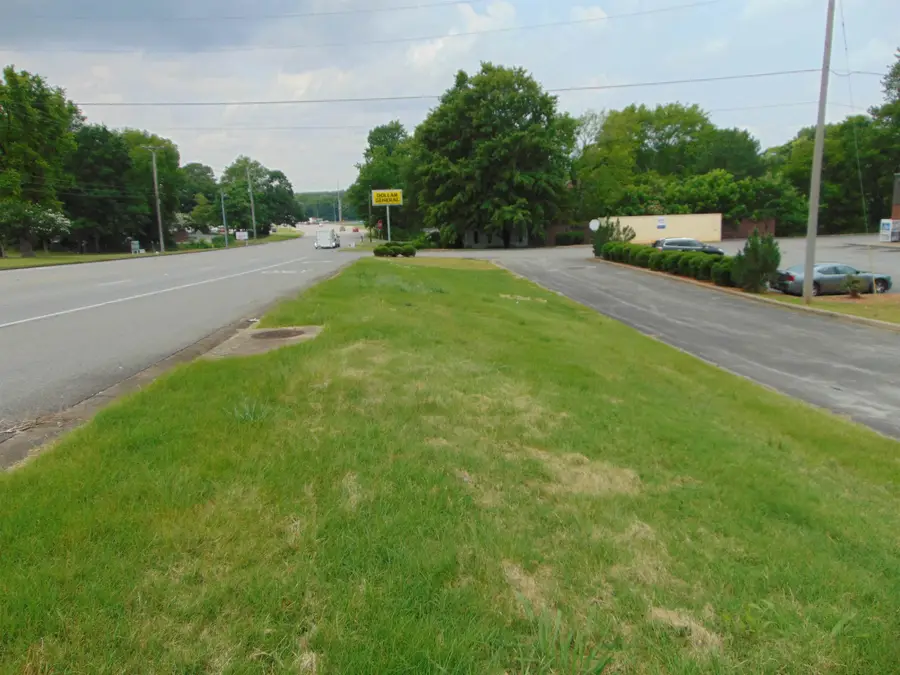 726 Cox Creek Pkwy, Florence, AL 35630 - Image #3