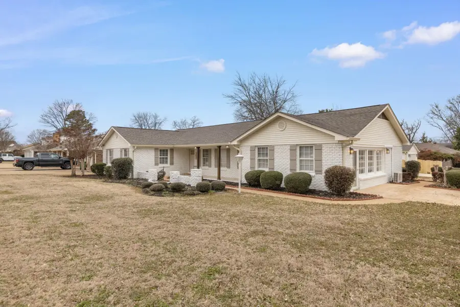 1809 Virginia Ave, Muscle Shoals, AL 35661 - #2