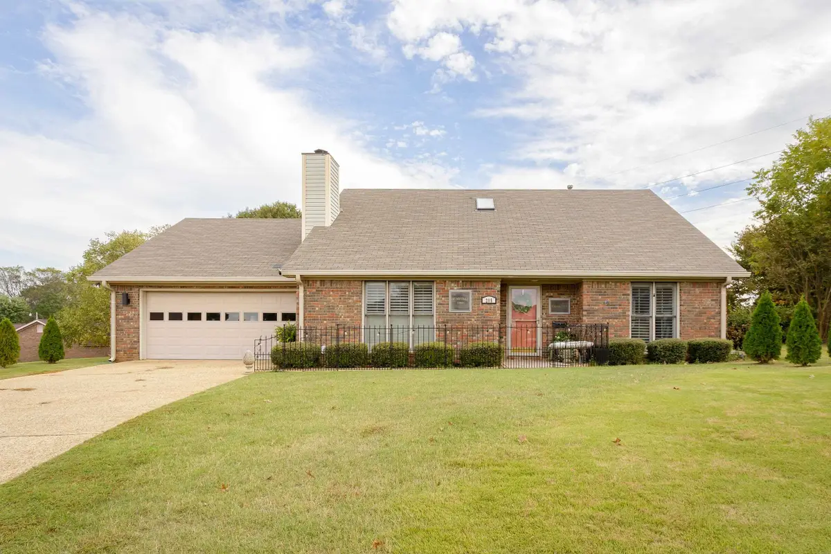 205 Wesley Ct, Florence, AL 35630 - #1