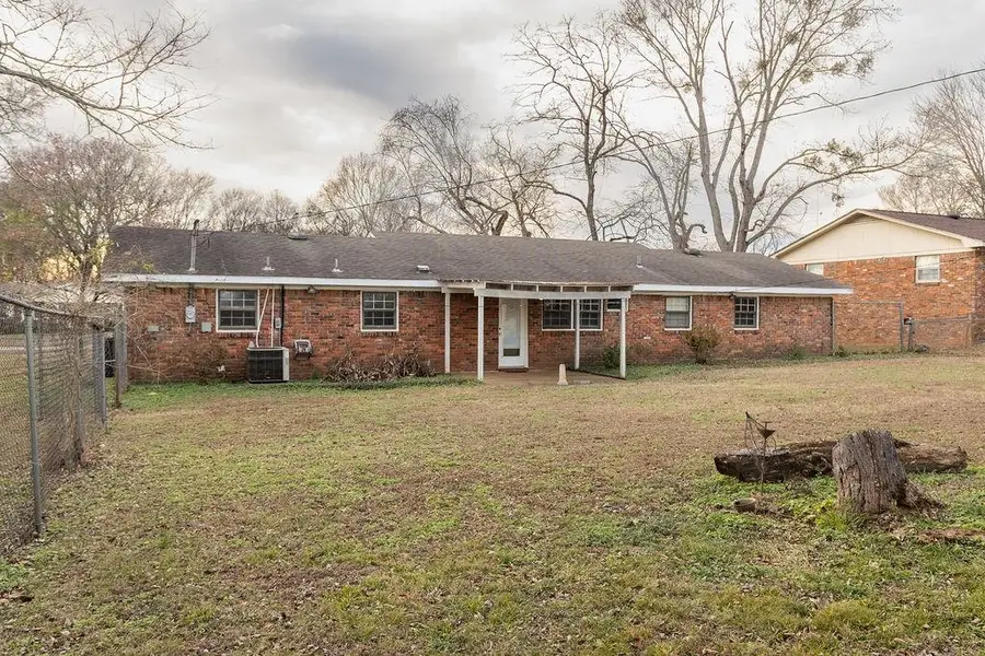 409 E Lakeside Dr, Florence, AL 35630 - Image #2