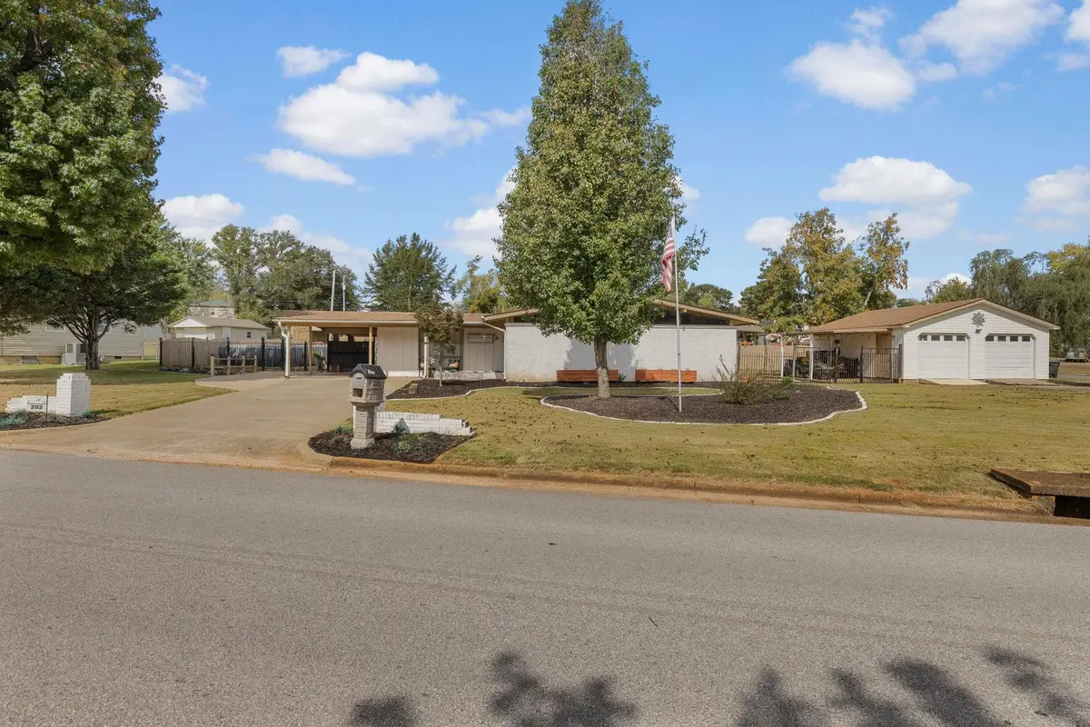 202 Davis Ave, Florence, AL 35633 - Image #1