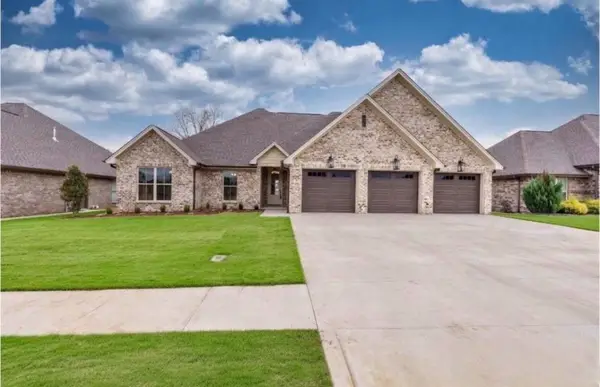 304 Magnolia Dr, Muscle Shoals, AL 35661