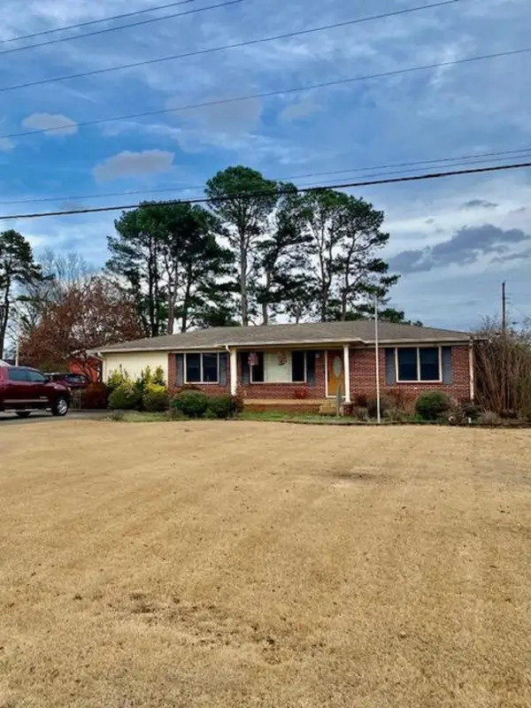 202 Tennessee River Dr, Muscle Shoals, AL 35661