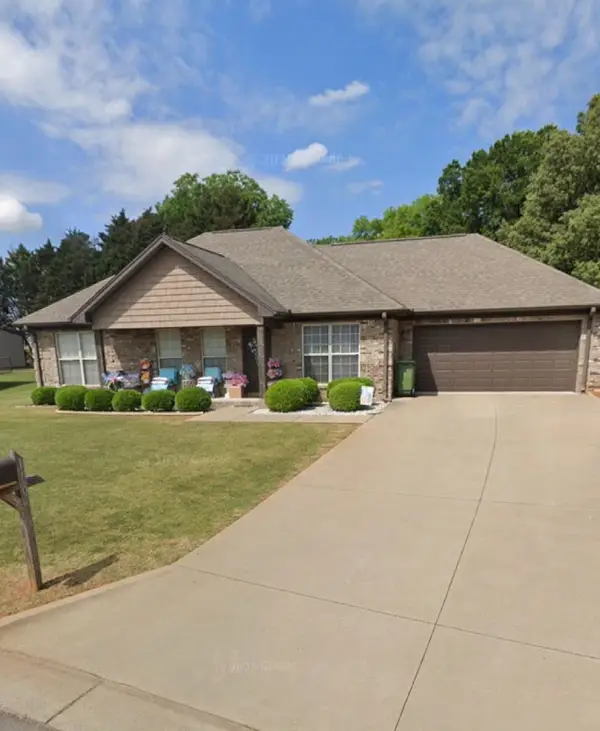 110 Windsor Dr, Muscle Shoals, AL 35661