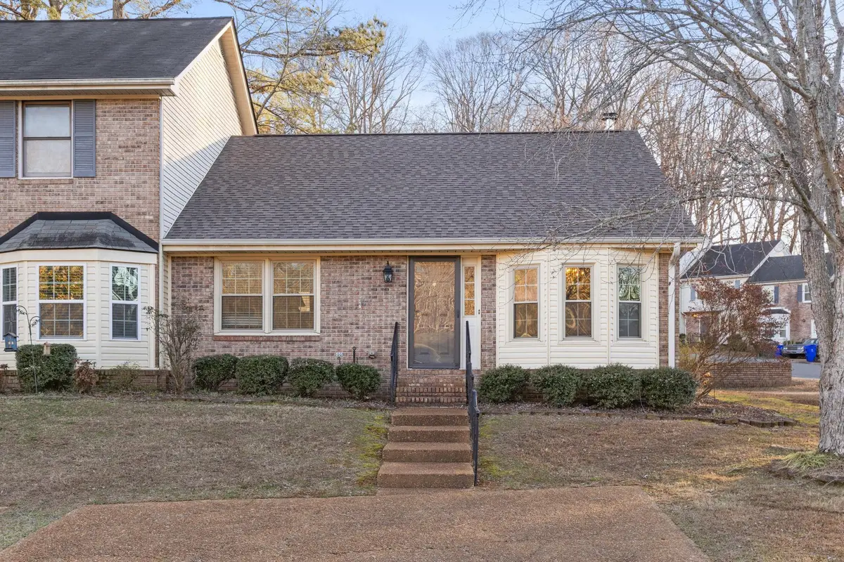 240 Hillsboro Cir, Florence, AL 35630 - Image #1