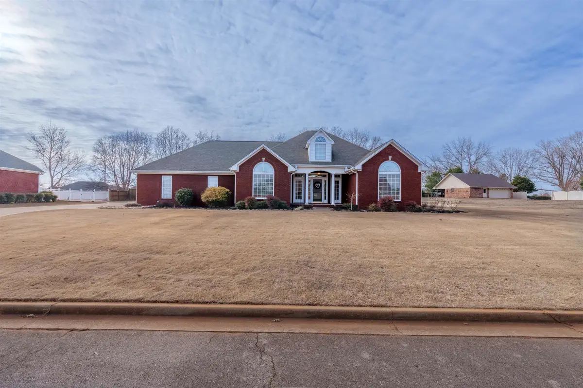 3104 W Mcguire Dr, Muscle Shoals, AL 35661 - #1