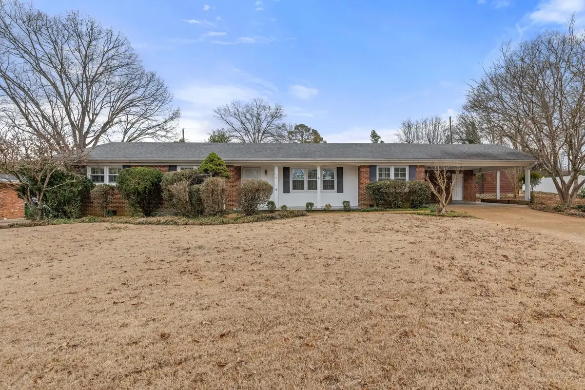 811 Rebel Dr, Tuscumbia, AL 35674 - #1