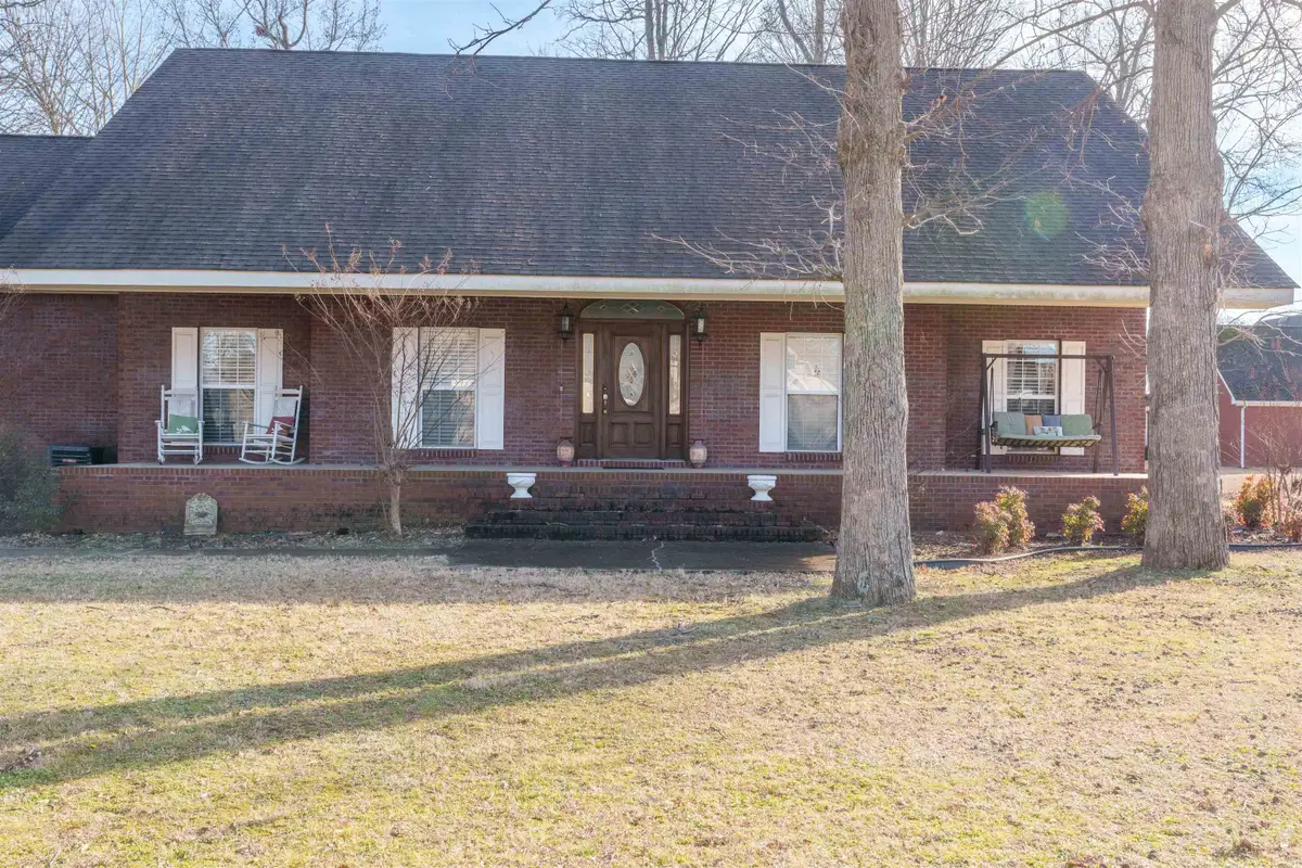 693 Brandon Dr, Muscle Shoals, AL 35661 - #1