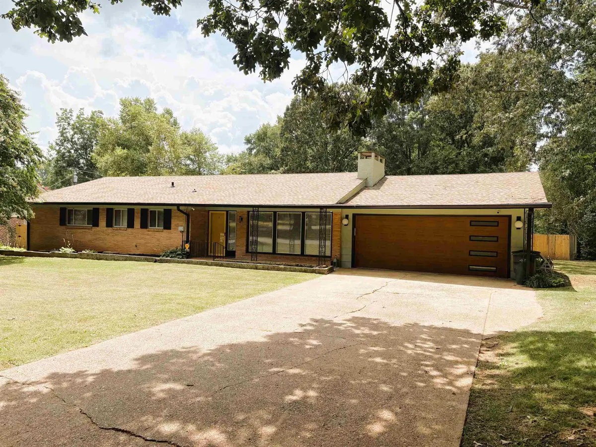 2132 Chickasaw Dr, Florence, AL 35630 - #1